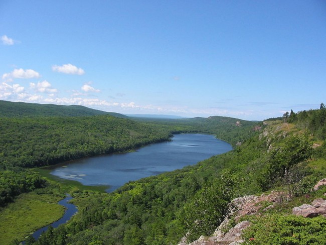 Lake of the Clouds in Porcupine Mountains Wilderness State Park. Photo courtesy of Troy A. Heck (wikipedia.org).